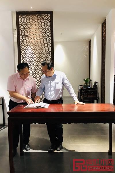 中国著名古典家具顶级藏家蒋念慈(右一)与醉木苑总经理郑庭华(左一)关于红木家具的文化进行热烈探讨 中国著名古典家具顶级藏家蒋念慈(右一)与醉木苑总经理郑庭华(左一)关于红木家具的文化进行热烈探讨