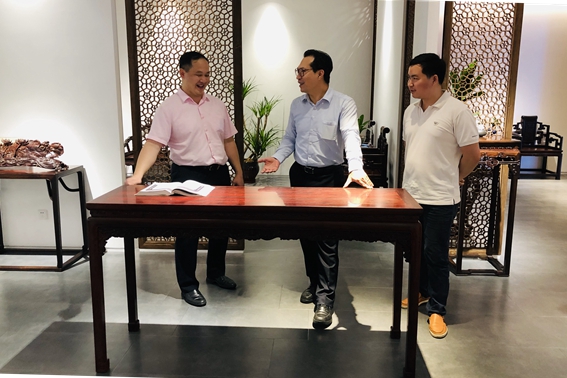 著名古典家具顶级藏家蒋念慈莅临醉木苑参观，共讨红木发展新方向