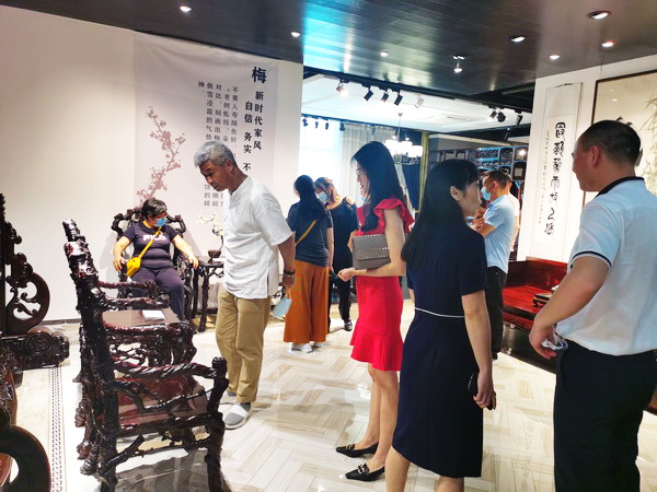 参加2020中山红木经销商大会的经销商参观高端艺术品牌深圳泰和园当代中式生活艺术鉴赏中心 参加2020中山红木经销商大会的经销商参观高端艺术品牌深圳泰和园当代中式生活艺术鉴赏中心