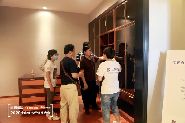 参加2020中山红木经销商大会的经销商来到致上家居旗舰店,感受轻奢红木定制品牌魅力 参加2020中山红木经销商大会的经销商来到致上家居旗舰店,感受轻奢红木定制品牌魅力