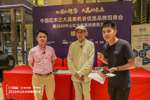 彭亮(中)、林伟华(左)两位行业专家在本届会上为经销商直播分析行情趋势及品鉴各大品牌 彭亮(中)、林伟华(左)两位行业专家在本届会上为经销商直播分析行情趋势及品鉴各大品牌