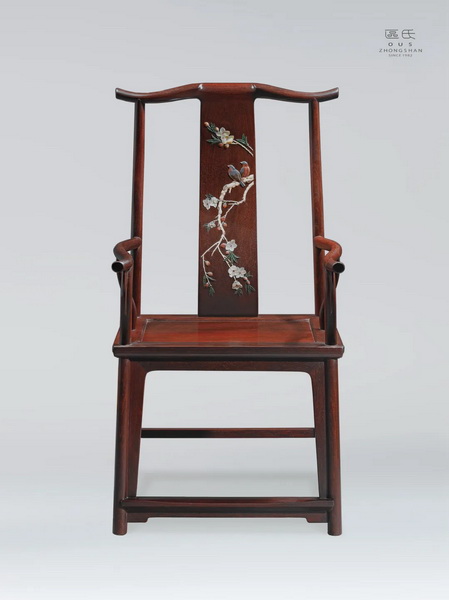 区氏家具 嵌百宝平头四出头官帽椅 小叶紫檀 长:60cm 宽:47.5cm 高:50cm 通高:98cm A Zitan Four-headed official hat chair inlaid with gemstones 区氏家具 嵌百宝平头四出头官帽椅 小叶紫檀 长:60cm 宽:47.5cm 高:50cm 通高:98cm A Zitan Four-headed official hat chair inlaid with gemstones