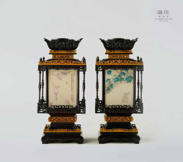 区氏家具 紫檀雕花镶玻璃桌灯 酸枝 长:23cm 宽:23cm 高:52cm A Suanzhi Palace lantern 区氏家具 紫檀雕花镶玻璃桌灯 酸枝 长:23cm 宽:23cm 高:52cm A Suanzhi Palace lantern