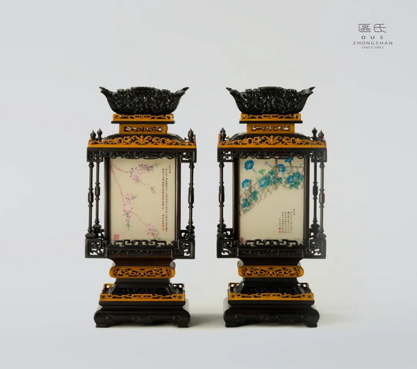 区氏家具 紫檀雕花镶玻璃桌灯  酸枝  长:23cm  宽:23cm  高:52cm  A Suanzhi Palace lantern