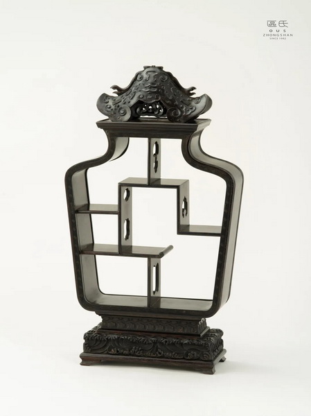 区氏家具 如意多宝架 小叶紫檀 长:33cm 宽:13cm 高:59cm A Zitan Ruyi Treasure rack 区氏家具 如意多宝架 小叶紫檀 长:33cm 宽:13cm 高:59cm A Zitan Ruyi Treasure rack