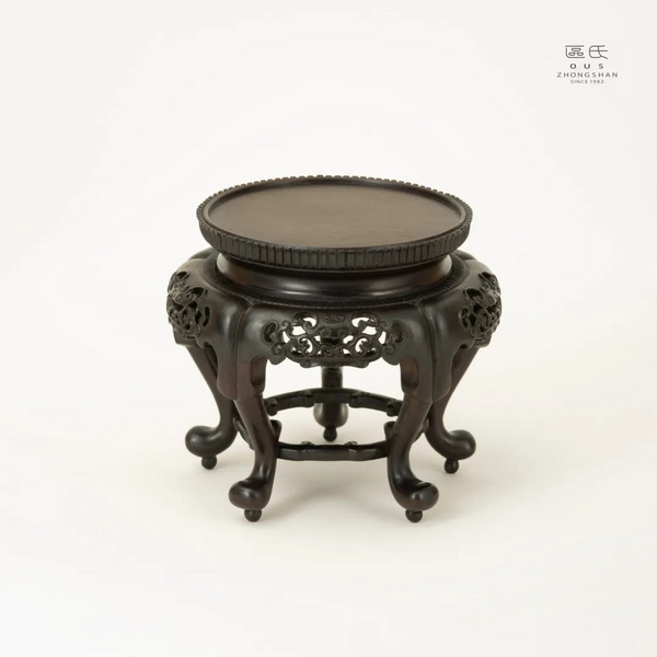 区氏家具 圆香几 小叶紫檀 直径:13.5cm 高:12cm A Zitan Small round shelf 区氏家具 圆香几 小叶紫檀 直径:13.5cm 高:12cm A Zitan Small round shelf