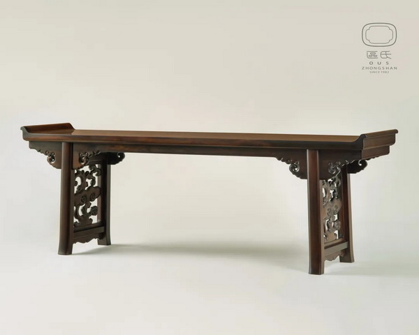 区氏家具 透雕灵芝纹翘头案 酸枝 长:272cm 宽:60cm 高:88/93.5cm A Suanzhi Long table with carved Ganoderma lucidum pattern 区氏家具 透雕灵芝纹翘头案 酸枝 长:272cm 宽:60cm 高:88/93.5cm A Suanzhi Long table with carved Ganoderma lucidum pattern