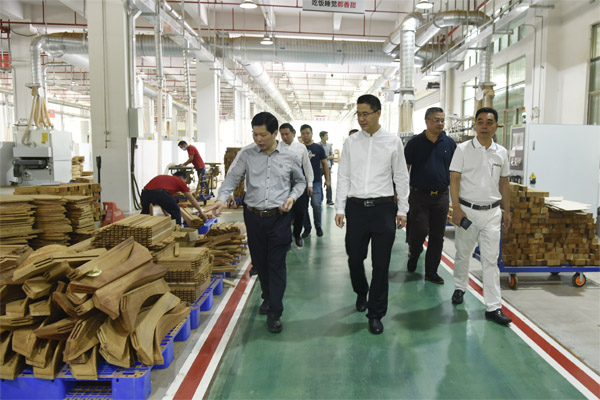 广东省家具协会会长王克参观考察五华东成素刻生产基地