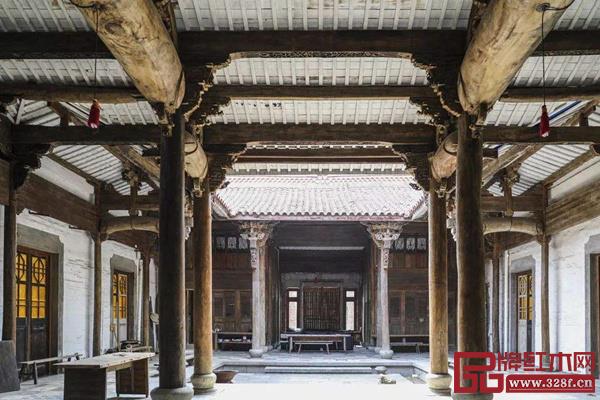 致远家具的老榆木家具取材自多年老房子上的榆木大梁 致远家具的老榆木家具取材自多年老房子上的榆木大梁