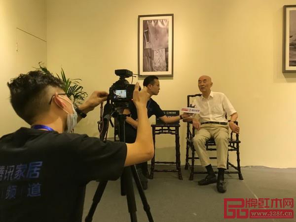 泰和园董事长邵湘文在东莞名家具展现场接受腾讯家居、品牌红木等权威媒体联合采访 泰和园董事长邵湘文在东莞名家具展现场接受腾讯家居、品牌红木等权威媒体联合采访