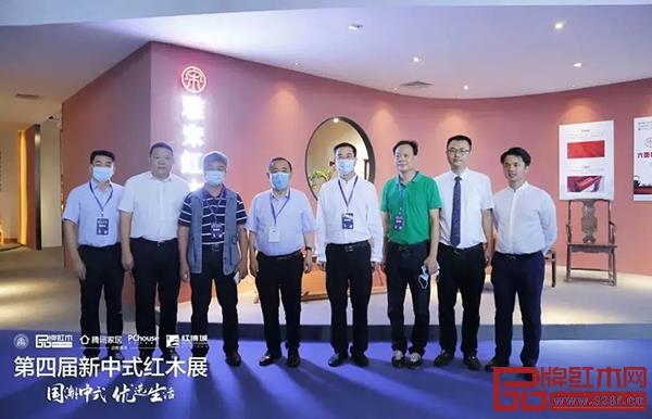 领导专家参观雅宋红木并在展厅前合影 领导专家参观雅宋红木并在展厅前合影