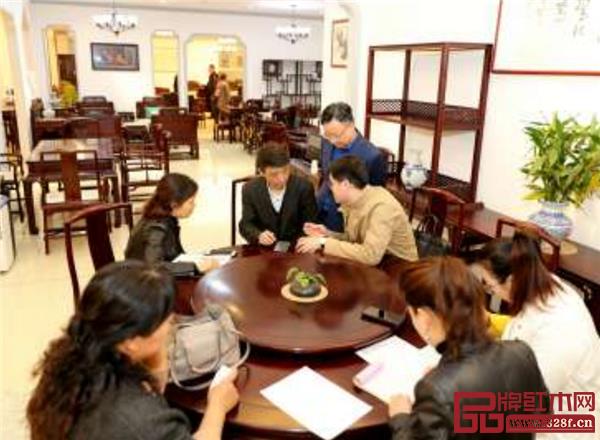 花园红木家具城集零售、批发、旅游、休闲等功能于一体,吸引着越来越多的流量进入.jpg 花园红木家具城集零售、批发、旅游、休闲等功能于一体,吸引着越来越多的流量进入.jpg