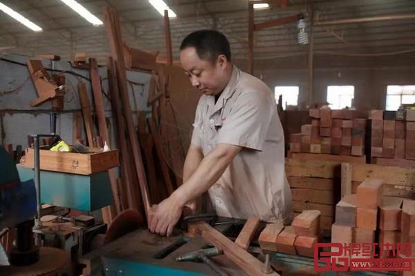中信人严谨细致、勤恳进取，创造出一件又一件有口皆碑的好家具