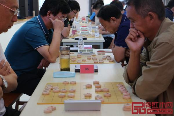 “山东巧夺天工杯”象棋棋王赛比赛现场气氛热烈,选手心思缜密,沉着应战 “山东巧夺天工杯”象棋棋王赛比赛现场气氛热烈,选手心思缜密,沉着应战