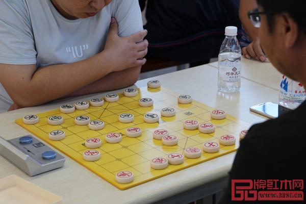 “山东巧夺天工杯”象棋棋王赛比赛现场气氛热烈,选手心思缜密,沉着应战 “山东巧夺天工杯”象棋棋王赛比赛现场气氛热烈,选手心思缜密,沉着应战