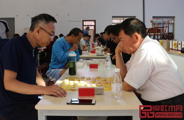 “山东巧夺天工杯”象棋棋王赛比赛现场气氛热烈,选手心思缜密,沉着应战 “山东巧夺天工杯”象棋棋王赛比赛现场气氛热烈,选手心思缜密,沉着应战