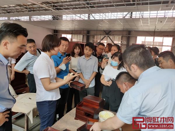 大家共同参观了生产车间,详细地了解了红木家具的生产流程和制作工艺 大家共同参观了生产车间,详细地了解了红木家具的生产流程和制作工艺