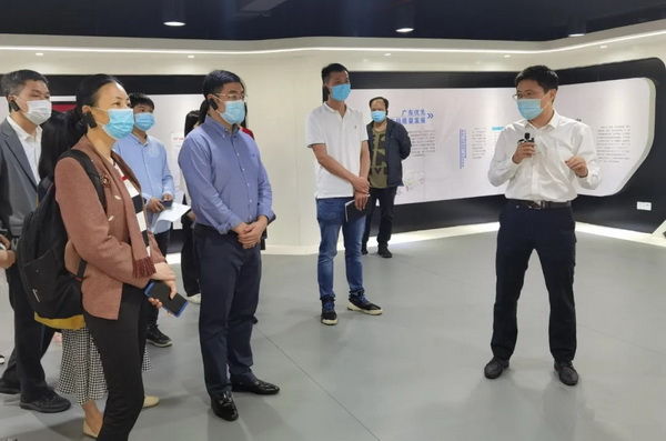 东成红木文宋品牌总经理曾东阳(右四)与各优秀企业代表参观广东省标准馆 东成红木文宋品牌总经理曾东阳(右四)与各优秀企业代表参观广东省标准馆