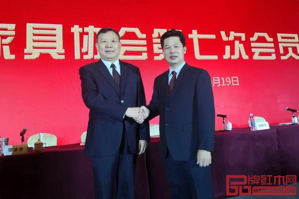 中国家具协会理事长徐祥楠(左)祝贺东成红木董事长张锡复(右)当选中国家具协会副理事长 中国家具协会理事长徐祥楠(左)祝贺东成红木董事长张锡复(右)当选中国家具协会副理事长