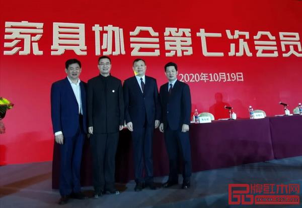 中国家具协会理事长徐祥楠(右二)、广东省家具协会会长王克(左二)、东成红木董事长张锡复(右一)、东成红木研究院院长谢巧明(左一) 中国家具协会理事长徐祥楠(右二)、广东省家具协会会长王克(左二)、东成红木董事长张锡复(右一)、东成红木研究院院长谢巧明(左一)