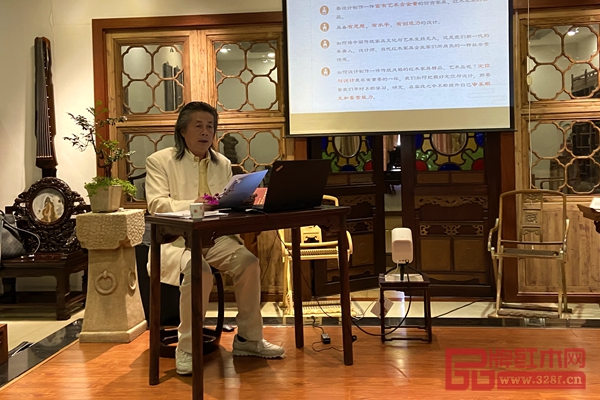 伍炳亮为大家讲解《中国传统家具继承与发展》,带领学员走进中国传统家具之美。 伍炳亮为大家讲解《中国传统家具继承与发展》,带领学员走进中国传统家具之美。