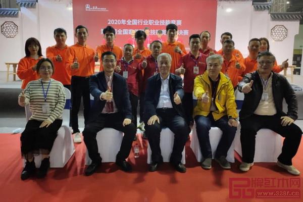 中国家具协会原专家委员会副主任刘金良(前排中)、广东省家具协会会长王克(前排左二)、广东家具协会副会长李礼(前排右二)、中山市红木家具行业协会会长林志洪(前排右一)等领导和中山赛区选手合影留念 中国家具协会原专家委员会副主任刘金良(前排中)、广东省家具协会会长王克(前排左二)、广东家具协会副会长李礼(前排右二)、中山市红木家具行业协会会长林志洪(前排右一)等领导和中山赛区选手合影留念