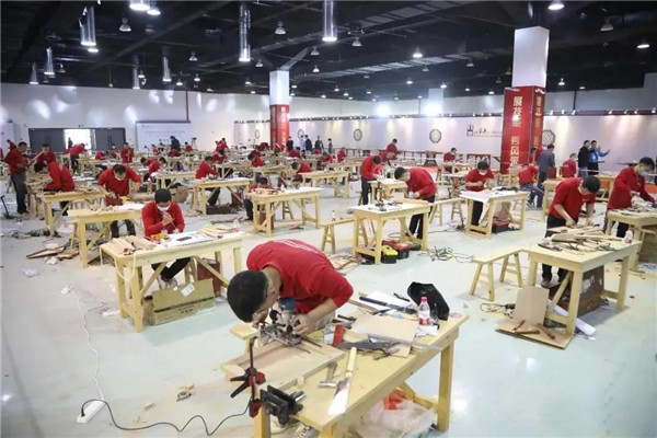 东成红木工匠荣获“中国家具行业技术能手”称号
