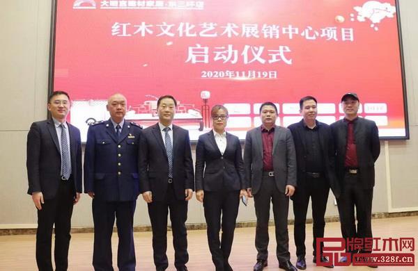 明家之家红木董事长陈杨平(左一)与西安大明宫建材家居城领导合影 明家之家红木董事长陈杨平(左一)与西安大明宫建材家居城领导合影
