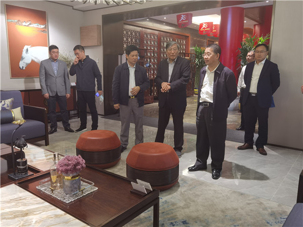 东成红木 参观者一行领略红木家具精品的独特魅力,并对东成红木精益求精的“工匠精神”表示了赞赏 东成红木 参观者一行领略红木家具精品的独特魅力,并对东成红木精益求精的“工匠精神”表示了赞赏