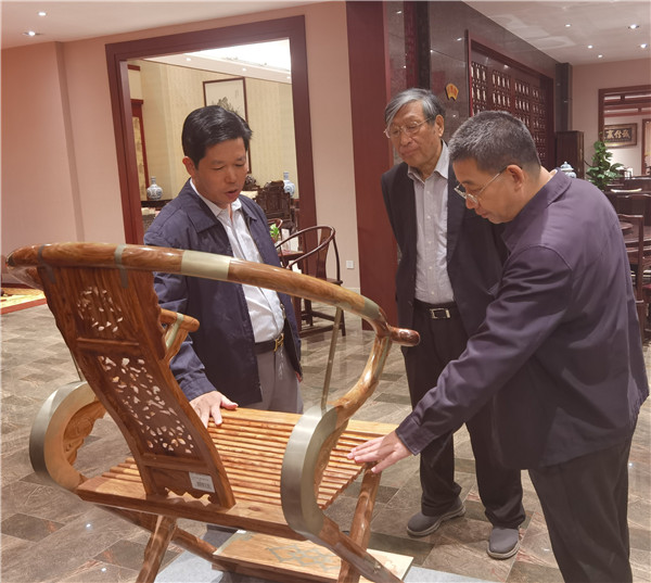 参观者一行领略红木家具精品的独特魅力,并对东成红木精益求精的“工匠精神”表示了赞赏 参观者一行领略红木家具精品的独特魅力,并对东成红木精益求精的“工匠精神”表示了赞赏