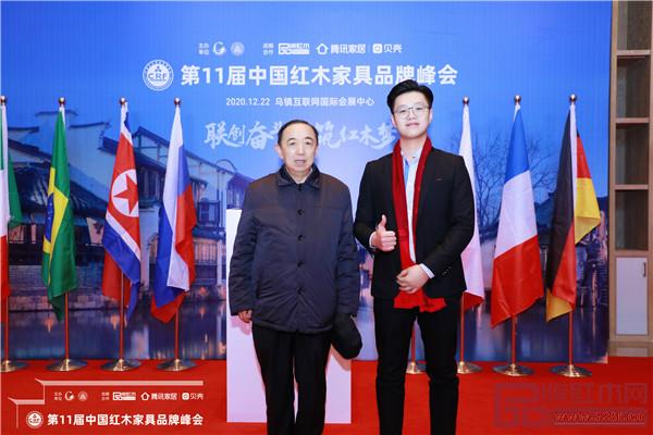 名匠艺林总经理张裕康（右）和国务院参事室特邀研究员、国家人社部原常务副部长杨志明合影