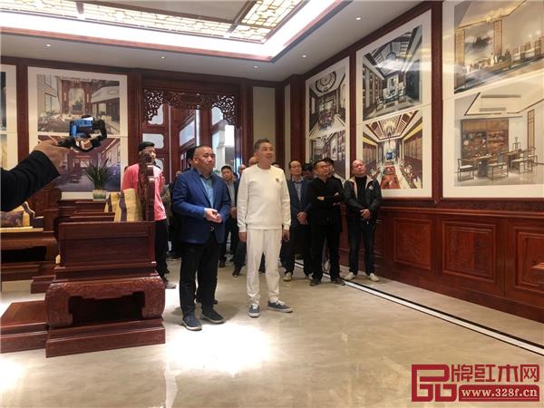 董事长陈田华(左一)带领嘉宾参观华厦·大不同整装馆.jpg 董事长陈田华(左一)带领嘉宾参观华厦·大不同整装馆.jpg
