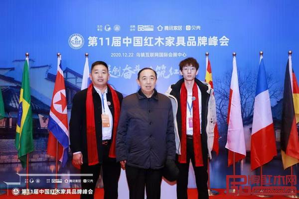 东邦红木董事长陈杭峰(左)和总经理陈俊谨(右)与国务院参事室特邀研究员、国家人力资源与社会保障部原副部长杨志明(中)合影留念 东邦红木董事长陈杭峰(左)和总经理陈俊谨(右)与国务院参事室特邀研究员、国家人力资源与社会保障部原副部长杨志明(中)合影留念