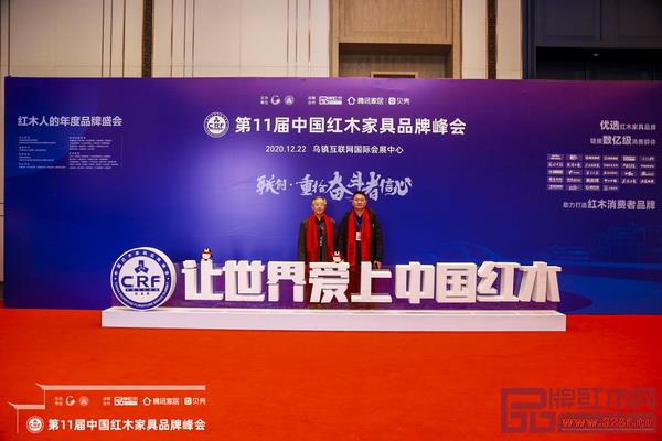赤尊阁董事长蒋剑锋(右)与华南农业大学博士生导师李凯夫合影留念 赤尊阁董事长蒋剑锋(右)与华南农业大学博士生导师李凯夫合影留念