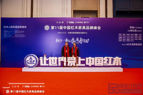 赤尊阁董事长蒋剑锋(左)与深圳大学家具设计研究所所长唐开军(右) 赤尊阁董事长蒋剑锋(左)与深圳大学家具设计研究所所长唐开军(右)
