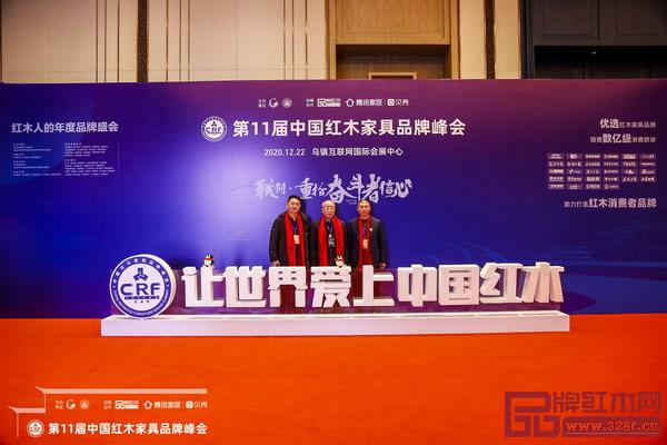 赤尊阁董事长蒋剑锋(左)与中国红木家具技术专家曹新民(中)、古森红木董事长吴飞阳(右)合影留念 赤尊阁董事长蒋剑锋(左)与中国红木家具技术专家曹新民(中)、古森红木董事长吴飞阳(右)合影留念