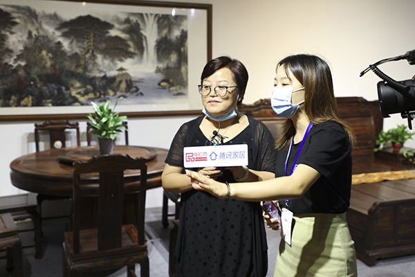 祥瑞坊红木亮相第四届中国(中山)新中式红木家具展,受到腾讯家居等媒体的关注、采访 祥瑞坊红木亮相第四届中国(中山)新中式红木家具展,受到腾讯家居等媒体的关注、采访