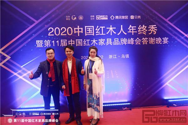 雄业·本木上造董事长钟超雄(左一)携夫人(右一)出席红木年终秀,并与全联艺术红木家具专业委员会执行会长林伟华(右二)合影 雄业·本木上造董事长钟超雄(左一)携夫人(右一)出席红木年终秀,并与全联艺术红木家具专业委员会执行会长林伟华(右二)合影