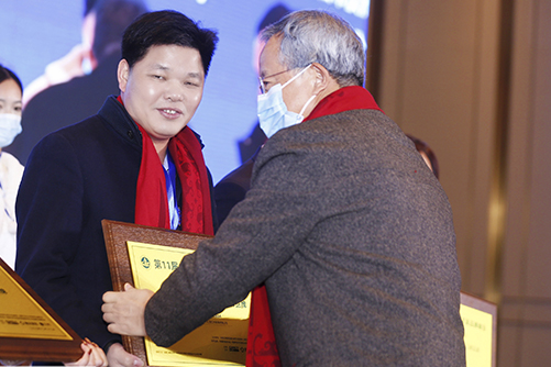 华南农业大学博士生导师李凯夫(右一)为伟明轩红木颁奖,董事长张石乃(左一)上台领奖 华南农业大学博士生导师李凯夫(右一)为伟明轩红木颁奖,董事长张石乃(左一)上台领奖