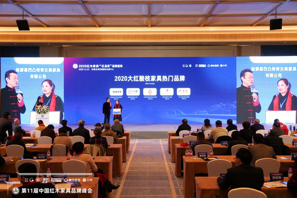 凹凸传奇董事长唐丽作为获奖企业代表,接受中央电视台著名主持人赵保乐采访 凹凸传奇董事长唐丽作为获奖企业代表,接受中央电视台著名主持人赵保乐采访