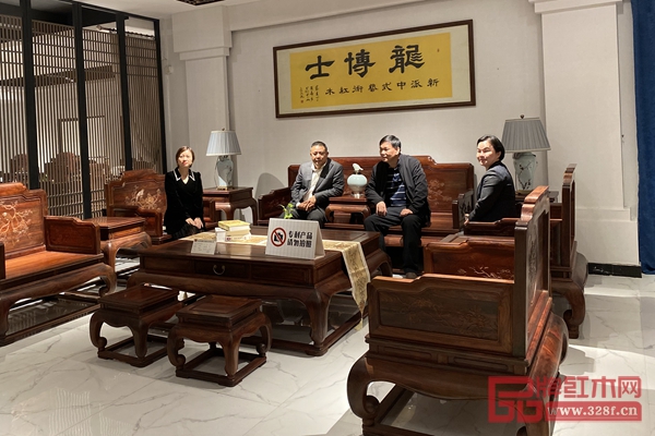 陈庆武主席与徐自文会长等领导嘉宾一行参观龙博士家居 陈庆武主席与徐自文会长等领导嘉宾一行参观龙博士家居