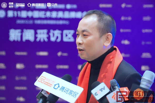 华行红木董事长黄岸峰在第11届红木品牌峰会现场接受各大媒体联合采访 华行红木董事长黄岸峰在第11届红木品牌峰会现场接受各大媒体联合采访