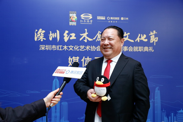 深圳市红木文化艺术协会常务副会长、佐丹诗董事长夏振南接受腾讯家居、品牌红木等媒体采访