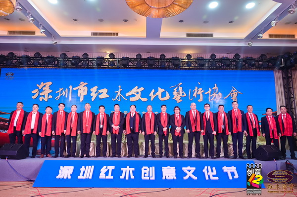 明清缘红木董事长黄纯楚（右七）与深圳市红木文化艺术协会理事会领导班子合影