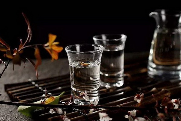 白酒改名上热搜，红木家具“出海”也差个英文名？