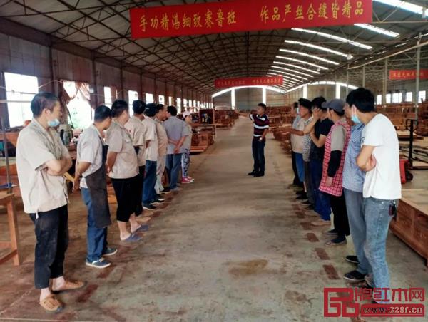 中信红木每周一举行生产例会，解决工厂和全国专卖店反映的质量问题