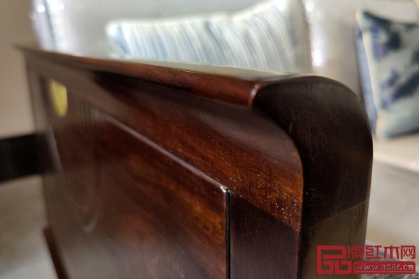 用手感受中信红木家具每一个细节都光滑无比