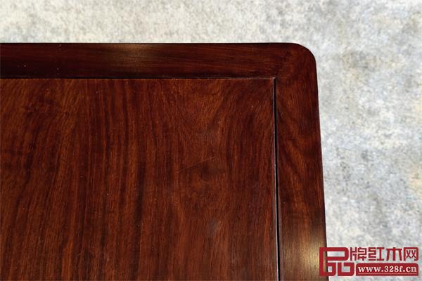 中信红木·居境刺猬紫檀家具透出丰富多彩的木纹肌理