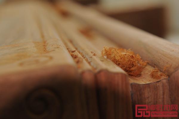 中信红木工匠对红木家具进行精细打磨