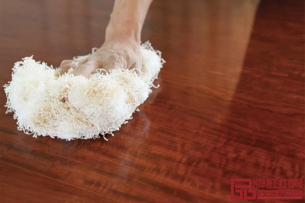 中信红木采用天然蜂蜡涂装以打造高品质环保家具